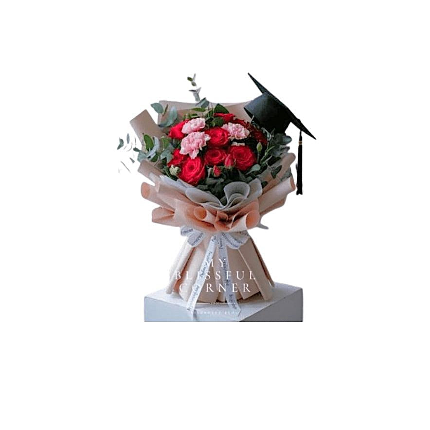 Red & Pink Graduation Flower Bouquet with Graduation Hat – Premium Celebration Bouquet | Abu Dhabi & UAE Delivery in Abu Dhabi | Graduation Day Flowers Delivery UAE – Legrandeuae