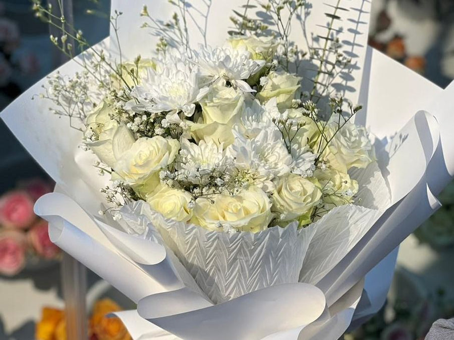 زهور بيضاء ممزوجة بالورود