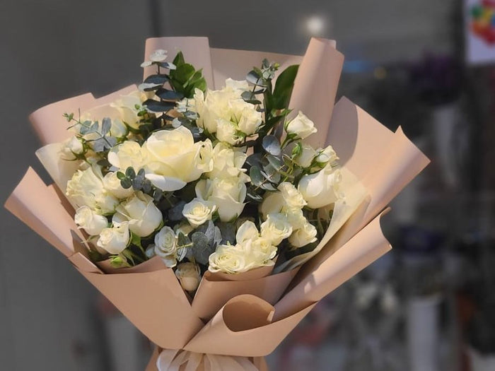 Mother's Love White Flower Bouquet – Elegant Gift Abu Dhabi in Abu Dhabi | Flowers Delivery UAE – Legrandeuae