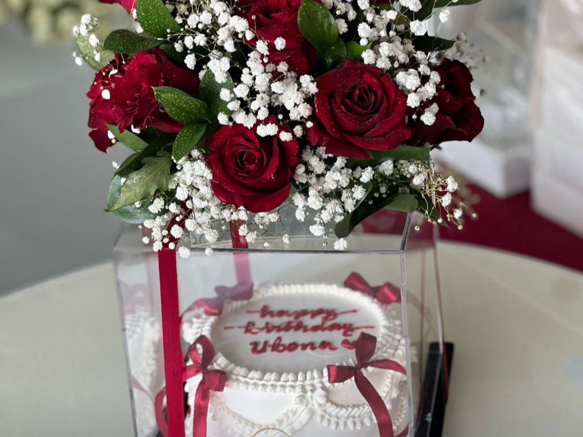 كعكة مزينة بشرائط وأزهار