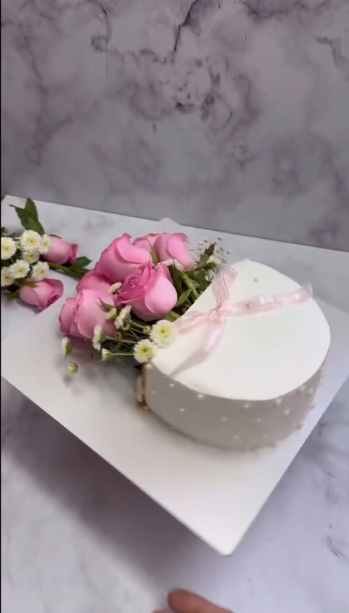 Valentine's Day VD 17 in Abu Dhabi | valentines cake and flowers Delivery UAE – Legrandeuae