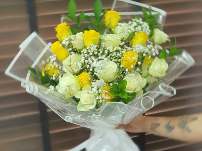 وردة بيضاء وصفراء