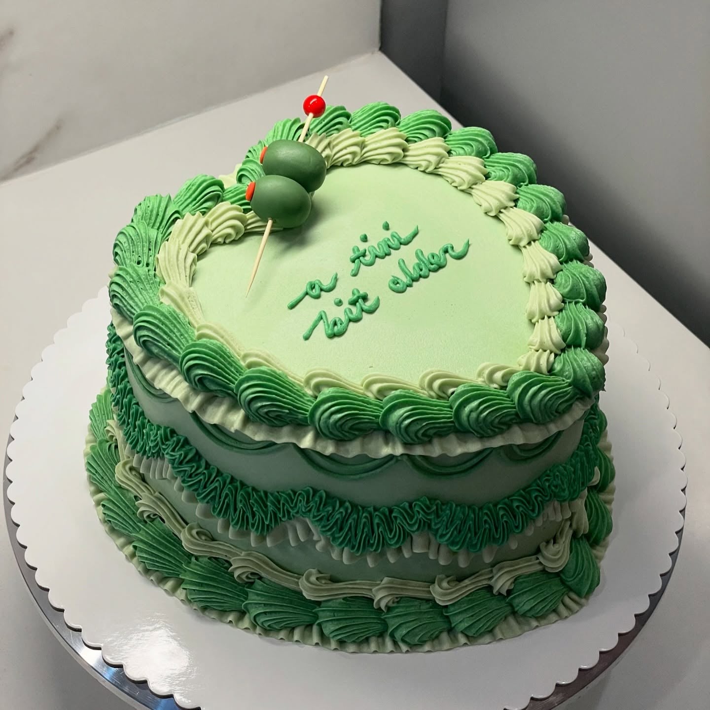 Vintage Heart Shape Olive Chocolate Cake – Luxury Adult Cake | Abu Dhabi & UAE Delivery in Abu Dhabi | Birthday Cakes – Adults Delivery UAE – Legrandeuae