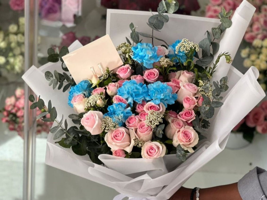 باقة زهور وردية في الأزرق