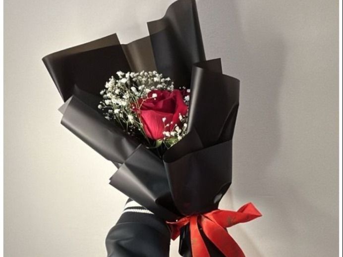 Single Red Rose Bouquet – Romantic Flower Gift Abu Dhabi in Abu Dhabi | Flowers Delivery UAE – Legrandeuae
