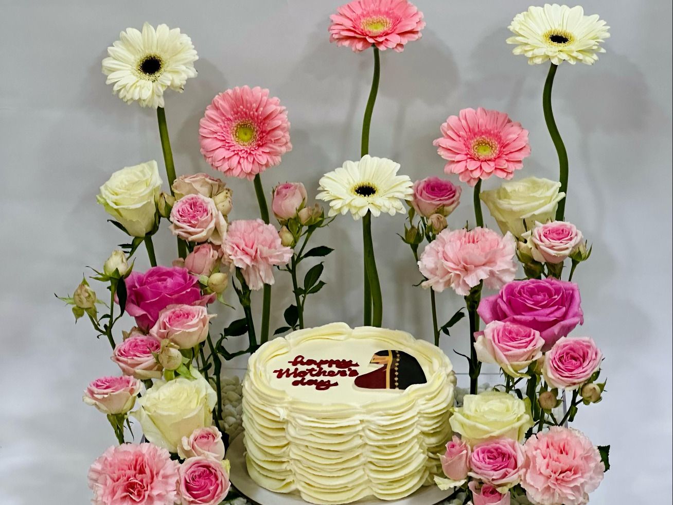 Marble Cake & Flower Acrylic Tray – Mother’s Day Cake Abu Dhabi in Abu Dhabi | mothers day cakes Delivery UAE – Legrandeuae
