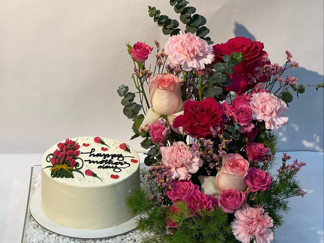 Nutella Cake & Flower Acrylic Tray – Mother’s Day Cake Abu Dhabi in Abu Dhabi | mothers day cakes Delivery UAE – Legrandeuae
