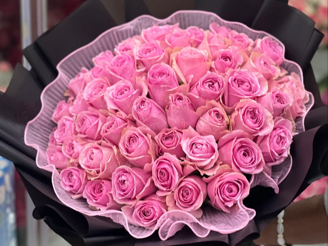 50 Pink Roses Black Wrap Bouquet – Mother’s Day Flowers Abu Dhabi in Abu Dhabi | mothers day cakes Delivery UAE – Legrandeuae