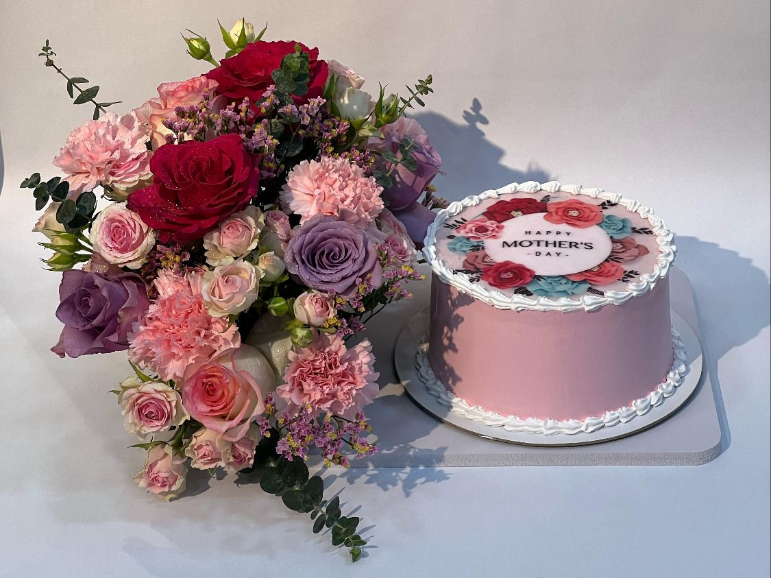 Chocolate Cake & Flower Tray Combo – Mother’s Day Cake Abu Dhabi in Abu Dhabi | mothers day cakes Delivery UAE – Legrandeuae