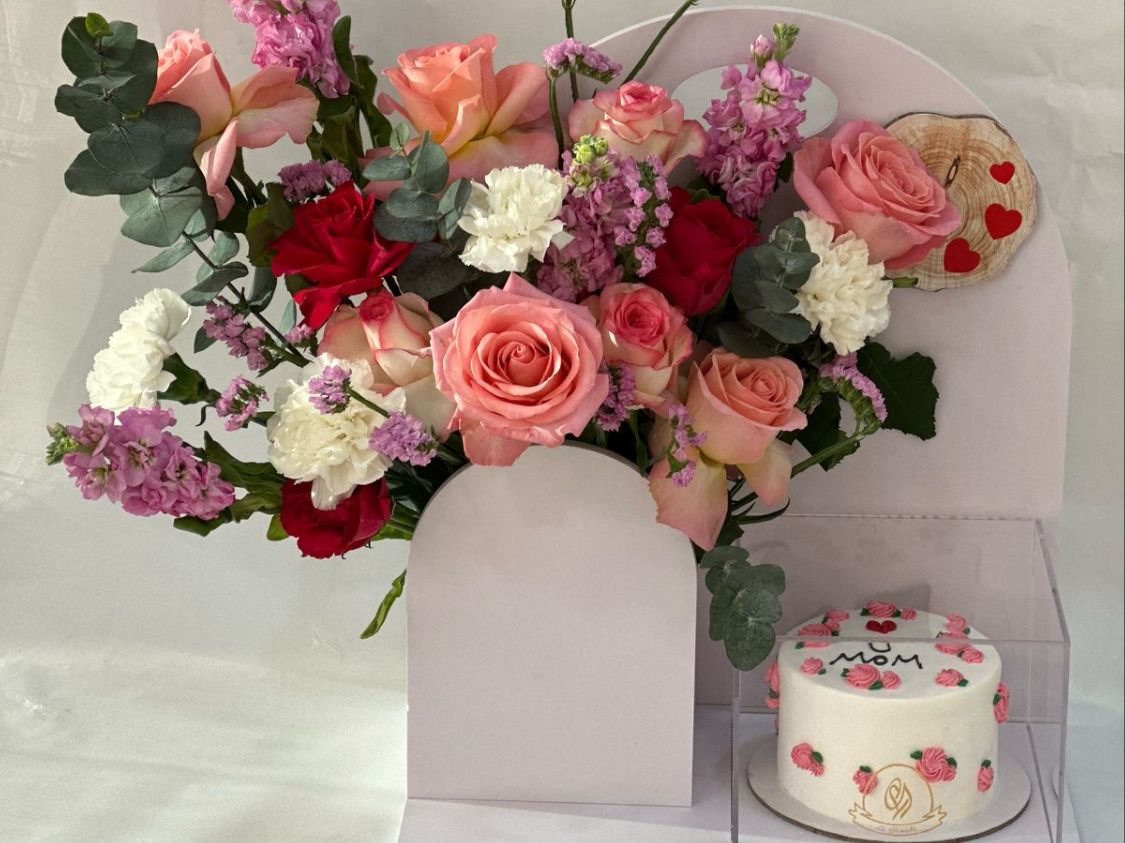 Mini Nutella Cake with Flower Box – Cake & Flower Combo Abu Dhabi in Abu Dhabi | mothers day cakes Delivery UAE – Legrandeuae